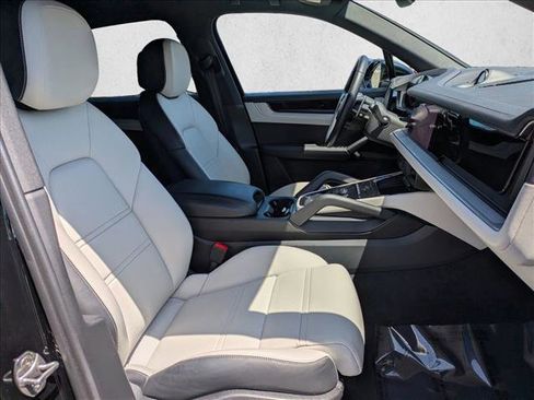 Used 2024 Porsche Cayenne AWD/4WD image 21