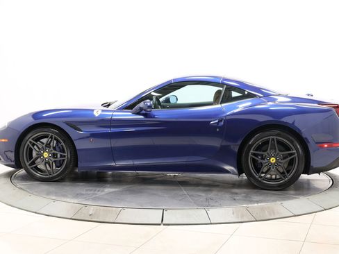 Used 2017 Ferrari California T image 11