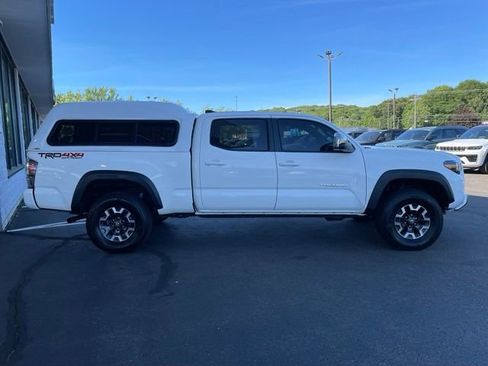 Used 2021 Toyota Tacoma TRD Off-Road w/ TRD Premium Off Road Package AWD/4WD image 4