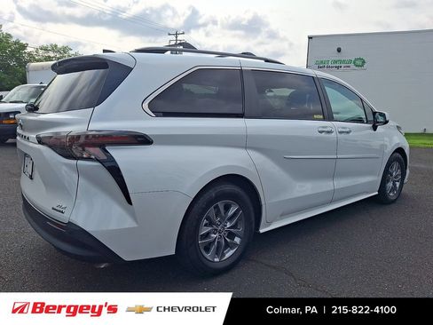 Used 2023 Toyota Sienna XLE AWD/4WD image 5