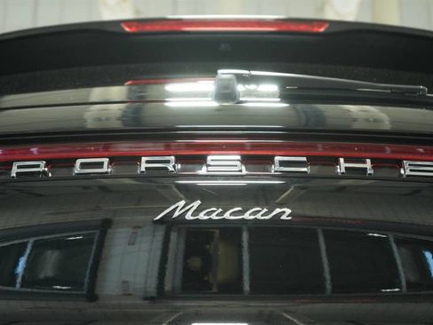 Certified 2025 Porsche Macan AWD/4WD image 37