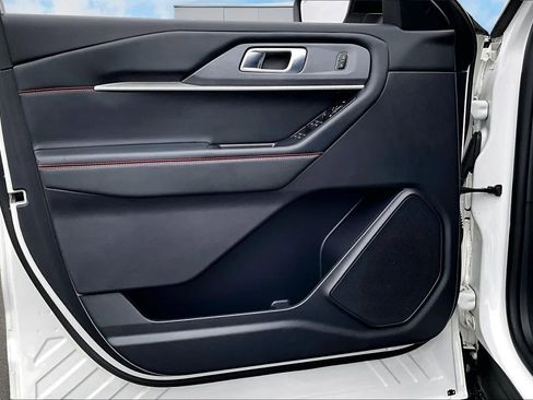 Used 2025 Ford Explorer ST-Line image 28