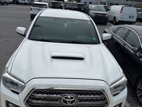 Used 2017 Toyota Tacoma TRD Sport w/ Tow Package AWD/4WD image 7