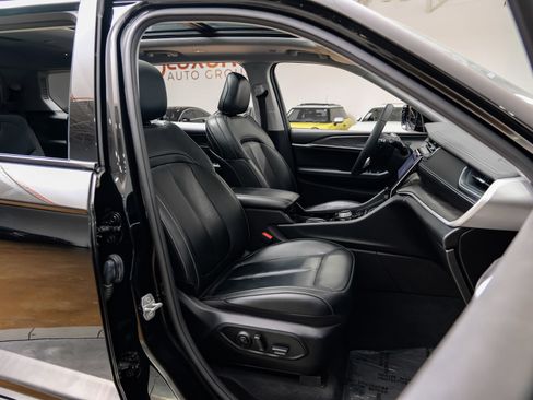 Used 2023 Jeep Grand Cherokee L Limited AWD/4WD image 39