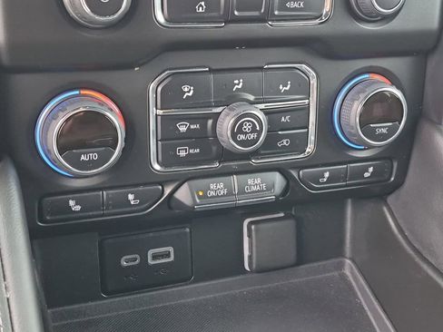 Used 2021 Chevrolet Suburban Z71 AWD/4WD image 18