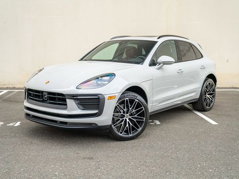 Certified 2025 Porsche Macan image 1