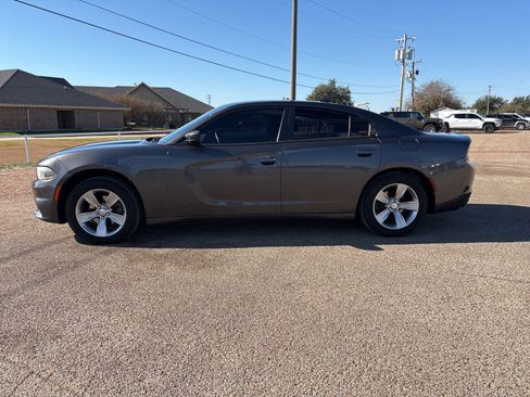 Used 2015 Dodge Charger SXT image 2