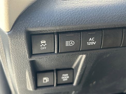 Used 2022 Toyota Sienna Limited image 33