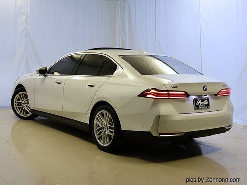 Used 2024 BMW 530i xDrive image 9