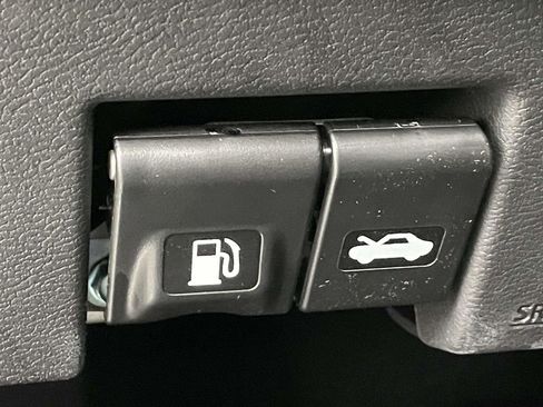 Used 2025 Nissan Versa S w/ Trunk Package image 17