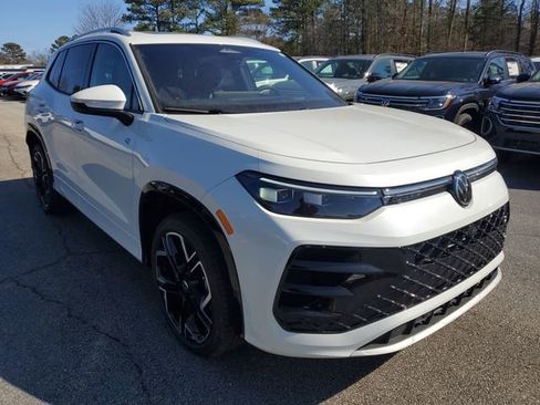 New 2026 Volkswagen Tiguan SEL R-Line image 3