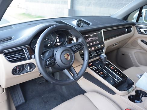 Certified 2025 Porsche Macan image 4