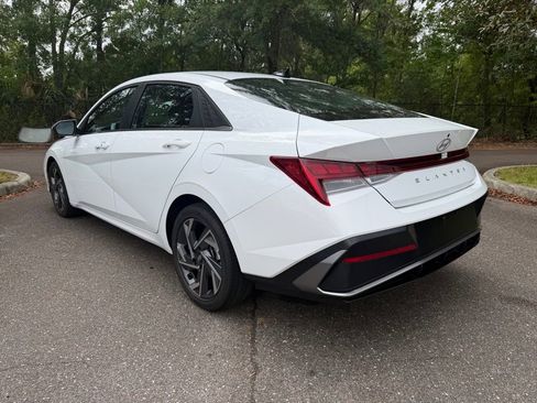Used 2025 Hyundai Elantra SEL image 4