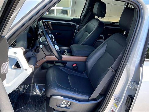 Used 2023 Land Rover Defender 130 SE image 25