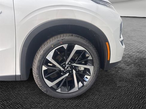 New 2025 Mitsubishi Outlander SE image 10