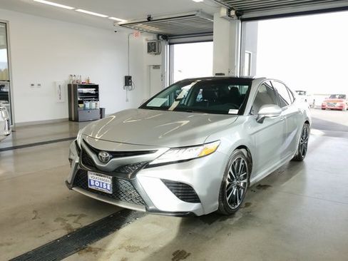 Used 2020 Toyota Camry XSE image 3