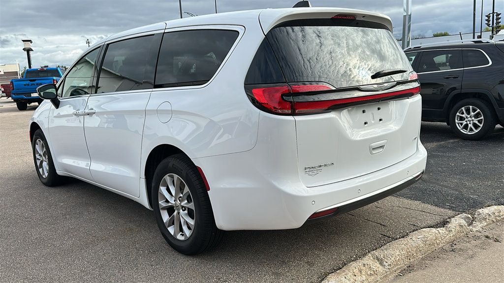 Used 2025 Chrysler Pacifica Select AWD/4WD image 4