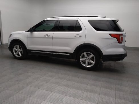 Used 2018 Ford Explorer XLT image 3