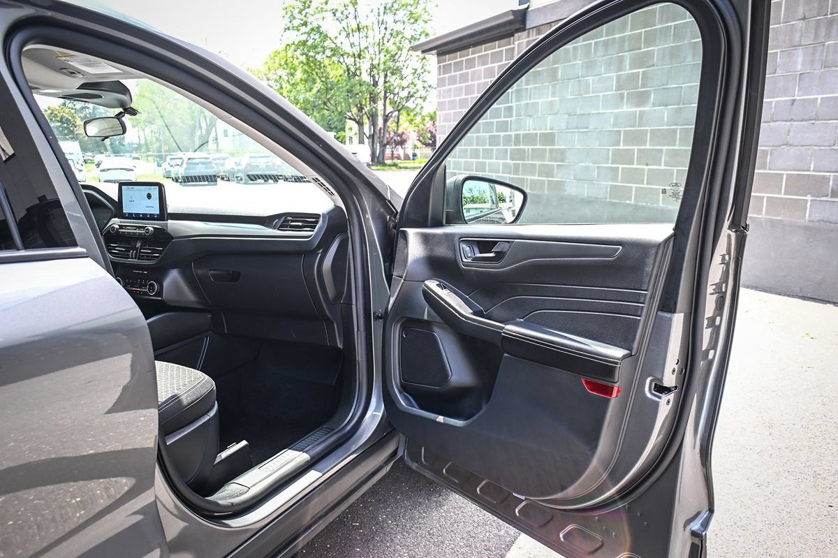 Used 2025 Ford Escape Active w/ Cold Weather Package AWD/4WD image 16
