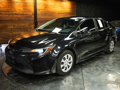 Used 2020 Toyota Corolla LE FWD image 2