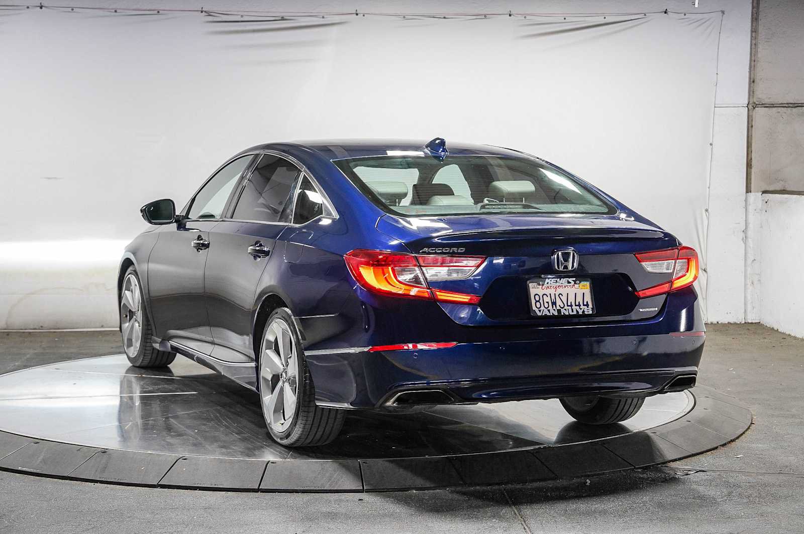 Used 2018 Honda Accord Touring image 2