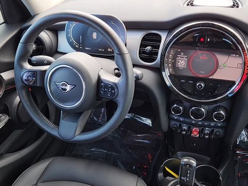 Used 2024 MINI Cooper 4-Door Hardtop FWD image 5