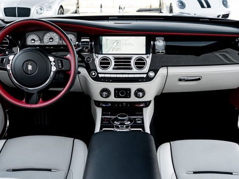 Used 2017 Rolls-Royce Dawn image 4