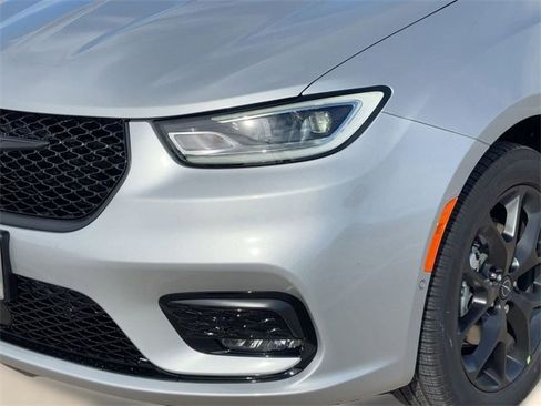 New 2026 Chrysler Pacifica Select image 10