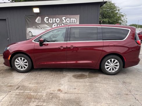 Used 2017 Chrysler Pacifica Touring w/ Tire & Wheel Group FWD image 4