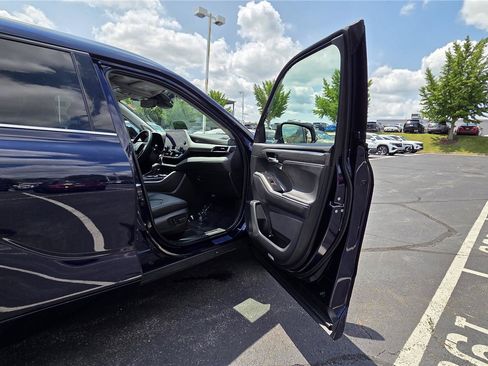 Used 2023 Toyota Highlander Platinum AWD/4WD image 32