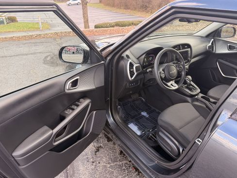 Used 2025 Kia Soul LX w/ LX Technology Package image 10