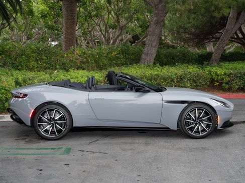 Used 2022 Aston Martin DB11 Volante RWD image 28