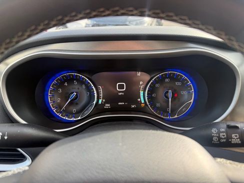 Used 2023 Chrysler Pacifica Touring-L image 9