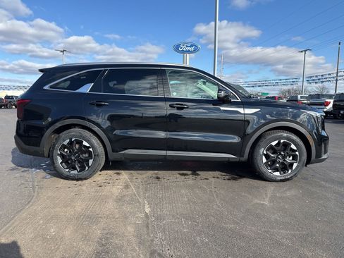 Used 2024 Kia Sorento S image 4