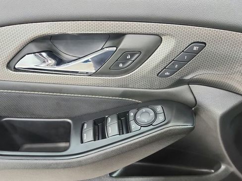 Used 2023 Chevrolet Traverse Premier image 35