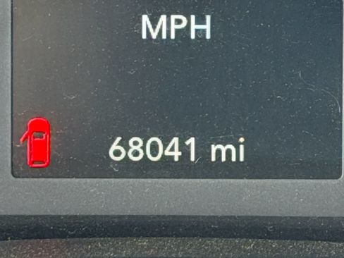 Used 2021 Chrysler Voyager L FWD image 38