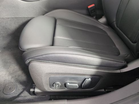 Used 2025 BMW 330i Sedan w/ Convenience Package image 11