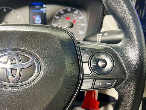 Used 2025 Toyota Corolla Cross L image 19
