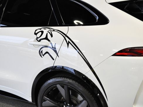 Used 2022 Jaguar F-PACE SVR image 10