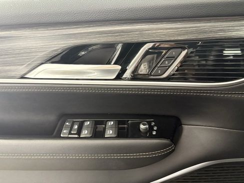 Used 2024 Jeep Wagoneer L Series II image 16