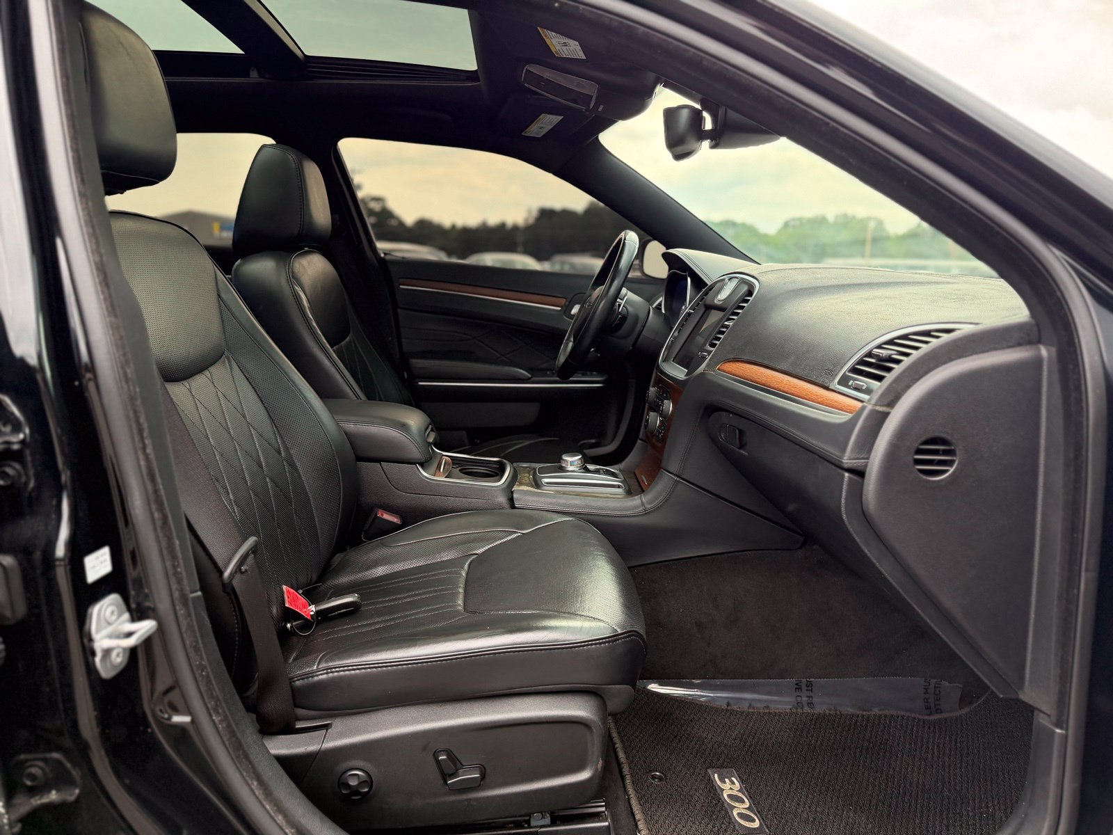 Used 2015 Chrysler 300 C Platinum w/ Harman/Kardon Audio Group RWD image 22