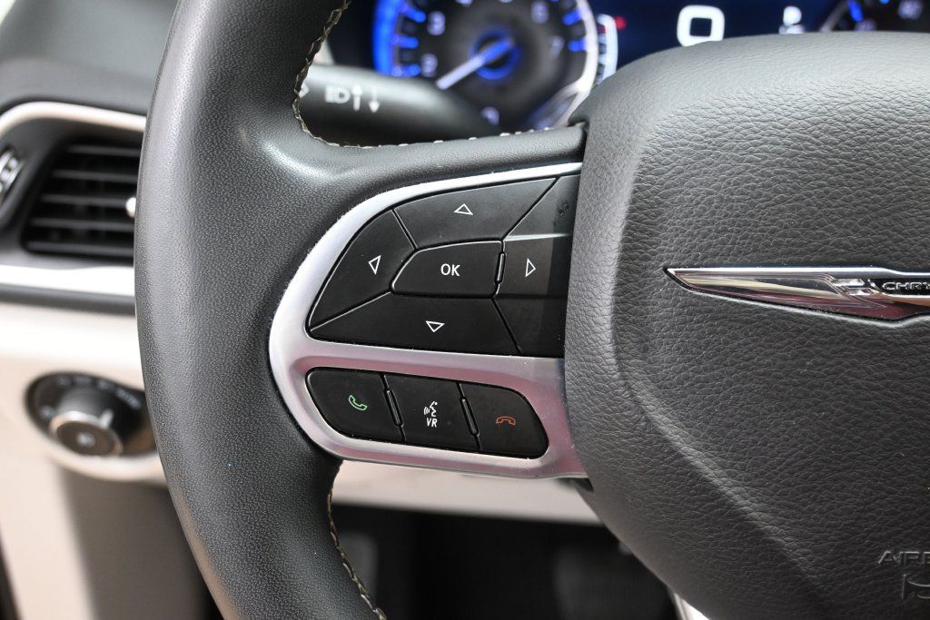 Used 2024 Chrysler Pacifica Touring-L FWD image 10