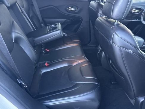 Used 2019 Jeep Cherokee Latitude Plus image 19