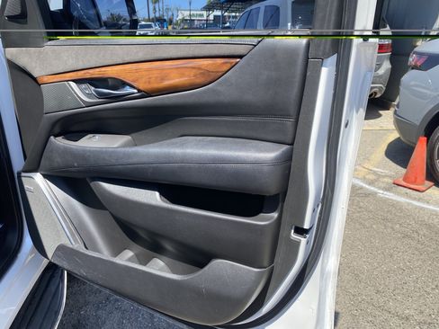 Used 2016 Cadillac Escalade Luxury RWD image 28