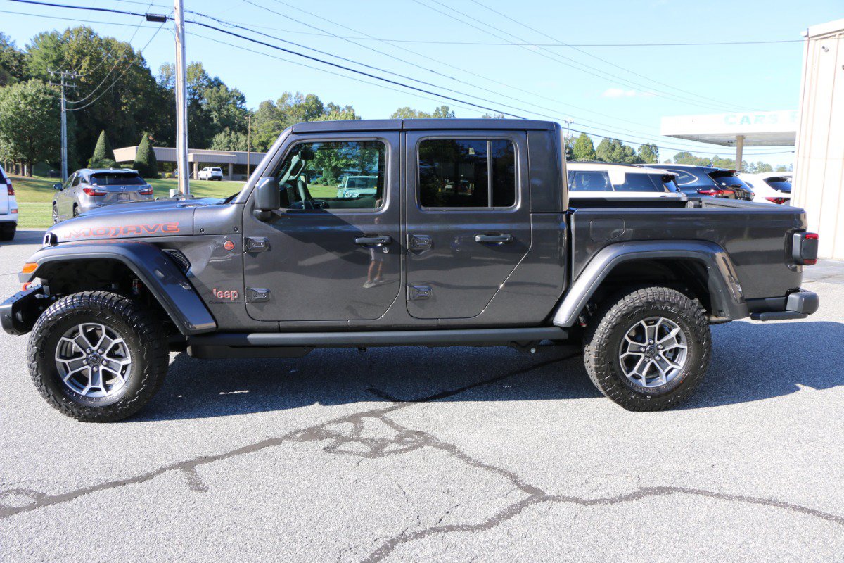Used 2026 Jeep Gladiator Mojave AWD/4WD image 2