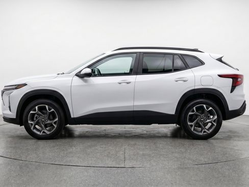 Used 2025 Chevrolet Trax LT w/ LT Convenience Package FWD image 5