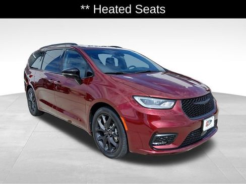 Used 2023 Chrysler Pacifica Limited w/ S Appearance Package FWD image 7