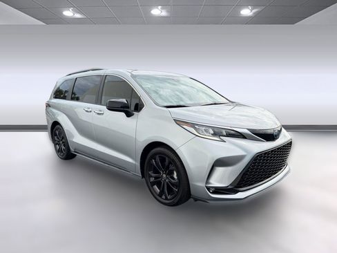 Used 2022 Toyota Sienna XSE FWD image 7
