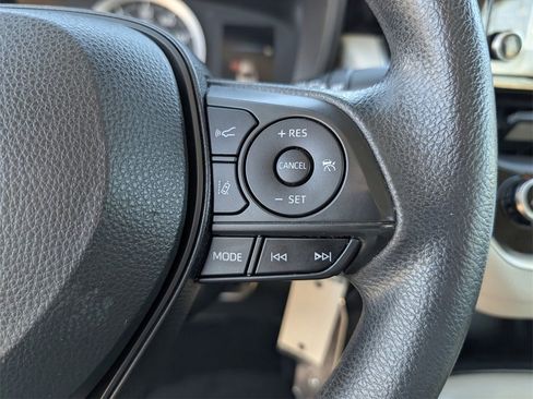 Used 2021 Toyota Corolla LE image 12