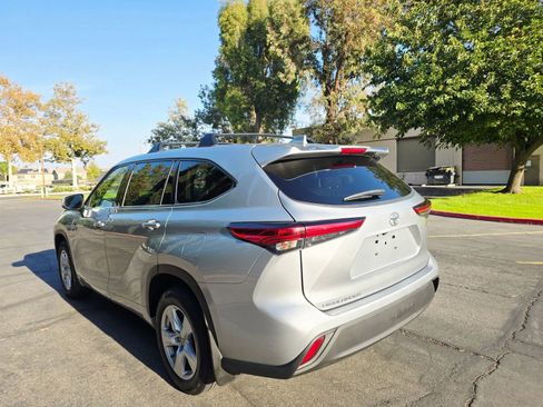 Used 2020 Toyota Highlander LE FWD image 6